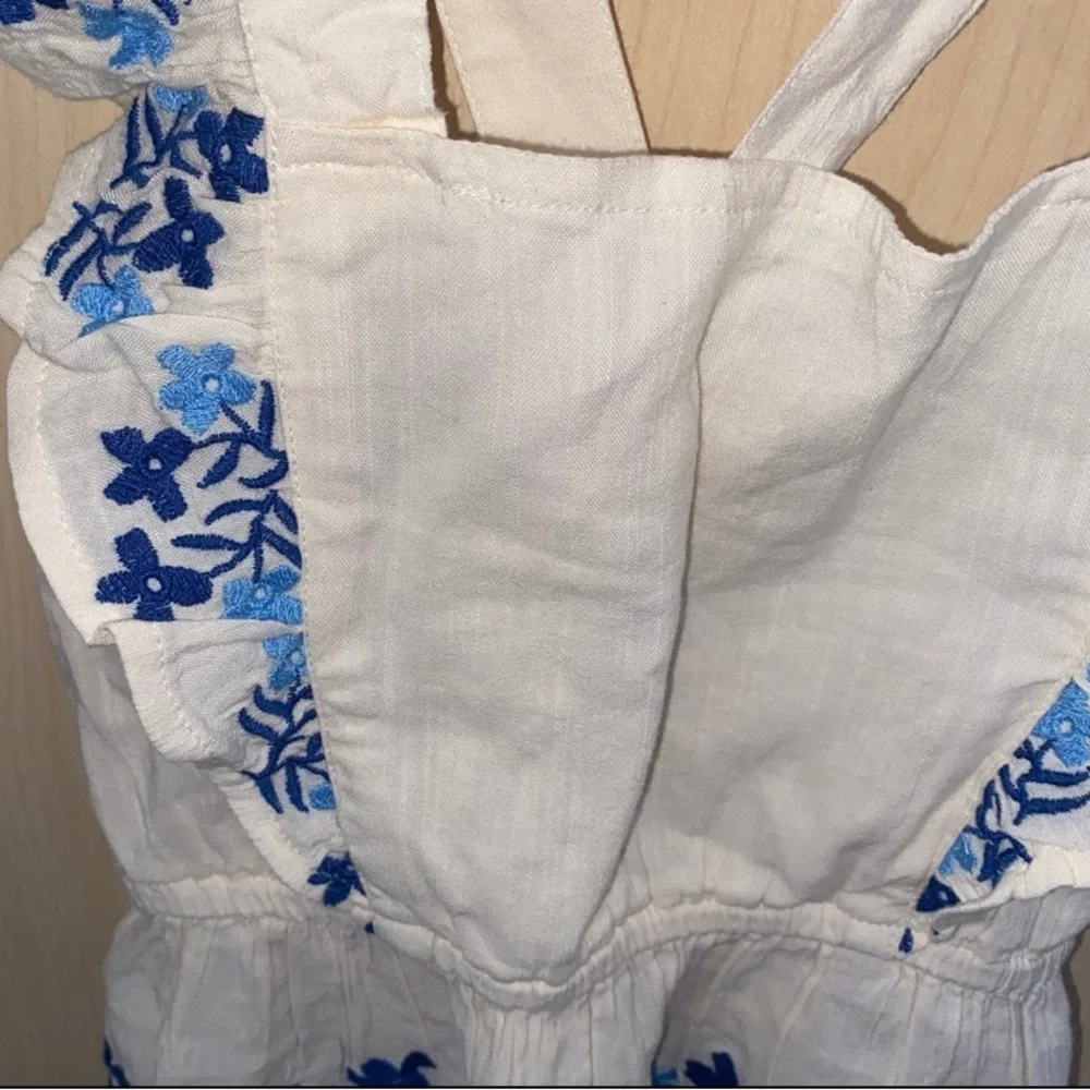 Old Navy Girls Embroidered Ruffle Top White Blue Size S 6/7 NWT